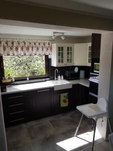 a kitchen with a sink and a window at Dom Górski Klimat-Willa 160 m2 z wewnętrzną sauną fińską in Zakopane