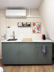 - une cuisine avec un évier et un comptoir dans l'établissement Rembrandtplein Apartments, à Amsterdam