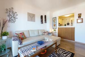 salon z kanapą i stołem w obiekcie Puerta Del Mar Penthouse Beachfront - Happy Rentals w mieście Mijas Costa