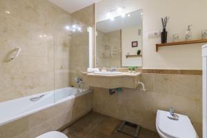łazienka z umywalką, wanną i toaletą w obiekcie Puerta Del Mar Penthouse Beachfront - Happy Rentals w mieście Mijas Costa +26 zdjęć