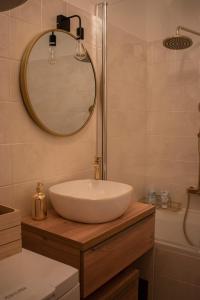 y baño con lavabo, espejo y bañera. en Apartman Patrizia en Karlovac