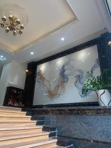 una gran pantalla en la pared de un edificio con escaleras en HOÀNG GIA BẠC LIÊU, en Bạc Liêu
