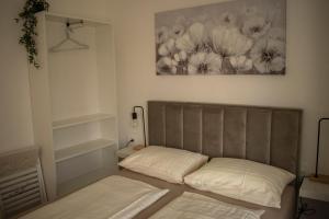 1 dormitorio con 1 cama y una pintura en la pared en Apartman Patrizia en Karlovac