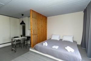 Postel nebo postele na pokoji v ubytování DeKo Penthouse Suite
