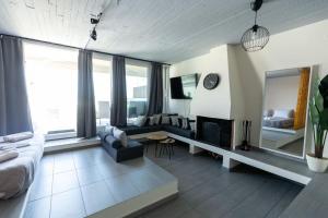 TV a/nebo společenská místnost v ubytování DeKo Penthouse Suite