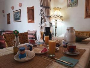 - une table avec des assiettes de nourriture et des bougies dans l'établissement Djerba rêve vacances Noura, à Midoun