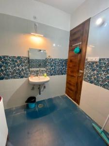 uma casa de banho com um lavatório e um espelho em Blue Heart Home~1BHK Luxury & Cosy Flat in Tapovan em Rishikesh