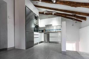 una cucina con frigorifero in acciaio inossidabile e bancone di Self-catering apartment with pool & hot tub in Oria a Oria