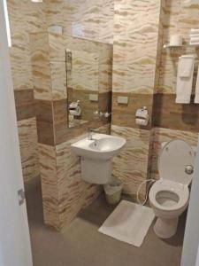 Hotel Eight Fifty في Jagna: حمام مع مرحاض ومغسلة
