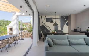 Gorgeous Home In Bilice With Wifi في بيليس: غرفة معيشة مع أريكة زرقاء وطاولة