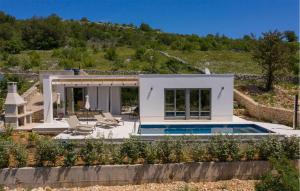 Villa con piscina en el desierto en Gorgeous Home In Bilice With Wifi en Bilice