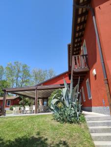 uma casa com uma escada ao lado de um edifício em Le Badie Wine Resort em Rosazzo