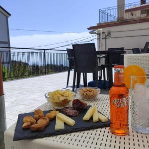 un tavolo con vassoio di cibo e una bottiglia di birra di POSITANO RECORDS OASI CILEA ad Agerola