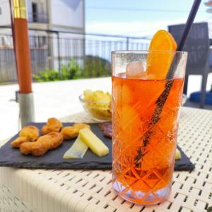 una bevanda con una fetta d'arancia su un tavolo di POSITANO RECORDS OASI CILEA ad Agerola