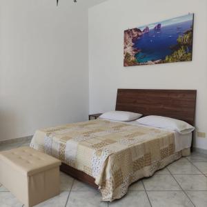 una camera da letto con un letto e un quadro sul muro di POSITANO RECORDS OASI CILEA ad Agerola