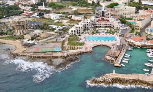 uma vista aérea de um resort junto ao oceano em Chalet at Aqualand Resort em Batroûn