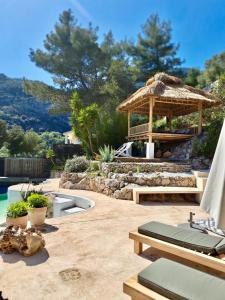 einen Hinterhof mit einem Pavillon und einem Pool in der Unterkunft Spacious Dream Villa near Monaco in Roquebrune-Cap-Martin