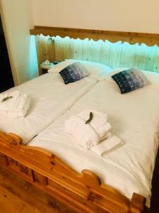 łóżko z 2 ręcznikami i 2 poduszkami w obiekcie Modern LAAX apt, Swimming Pools, Wellness & Tennis w mieście Laax