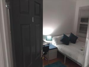1 dormitorio con 1 cama y escritorio con lámpara en Casa Brillo, en Londres