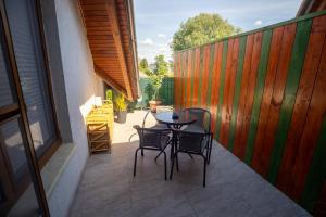Rõdu või terrass majutusasutuses Fonyód City Apartman