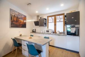 Köök või kööginurk majutusasutuses Fonyód City Apartman
