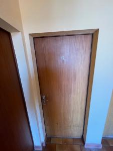 drewniane drzwi w pokoju z korytarzem w obiekcie Le D'Artagnan - App 12 - Balcon w mieście Cazaubon