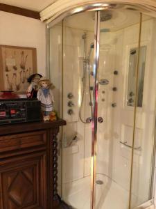 ラ・ヴィル・デュ・ボワにあるYufanの浴室のシャワーの横に2体の人形が立っている