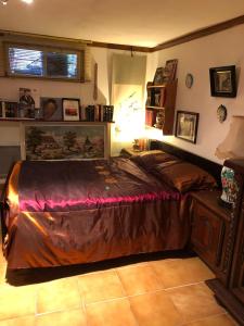 ラ・ヴィル・デュ・ボワにあるYufanの部屋の中に大きなベッドがある寝室