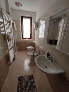 bagno con lavandino e 2 servizi igienici di Appartamento a Colle Val d'Elsa a Colle Val D'Elsa