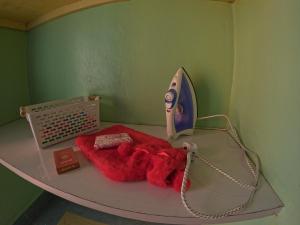 una mesa con secador de pelo y manta roja en Nyeri Nest Retreat 2 Bedroom en Nyeri