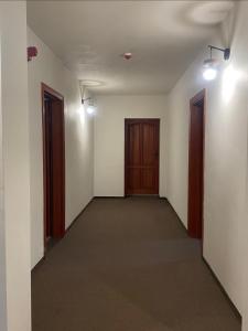una stanza vuota con due porte e un corridoio di Zamek Nowęcin a Łeba