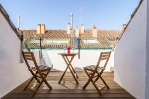 d'une petite table et de deux chaises sur un balcon. dans l'établissement Duplex Marbella Concordia Close To Beach, à Marbella