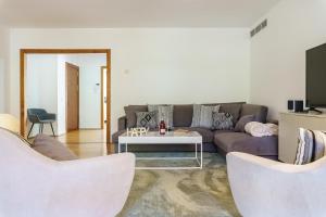 uma sala de estar com um sofá e uma mesa em Duplex Marbella Concordia Close To Beach em Marbella