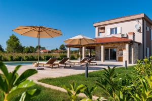Κήπος έξω από το Exceptional Villa Idalia near ZADAR, NIN & QUEENS BEACH, Heated Pool, Privacy