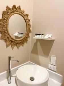 La salle de bains est pourvue d'un lavabo blanc et d'un miroir. dans l'établissement Ribera Del Norte, à Canoas