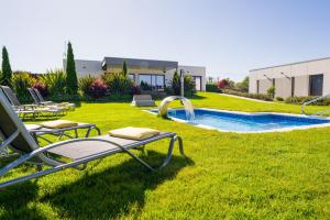 Bazén v ubytování Hotel A Curuxa Wellness nebo v jeho okolí
