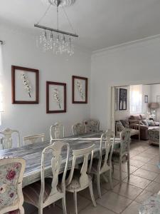 a dining room with a table and chairs at Villa Merenciana in Agoncillo