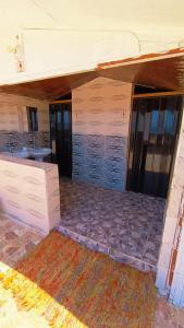 La salle de bains est pourvue d'un comptoir et d'un lavabo. dans l'établissement Blue Bus Camp Resort, à Nuweiba