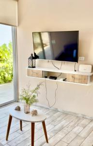 a living room with a tv and a table at Ribera Del Norte in Canoas