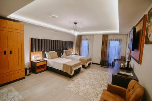 Aktaş Lights Hotel في طرابزون: فندق غرفه بسرير وصاله