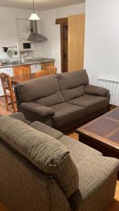 sala de estar con sofá y mesa en Las Tongueras, en Pedraza-Segovia