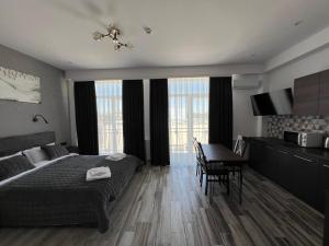 1 dormitorio con cama, escritorio y mesa en Mayster Home, en Chernivtsi