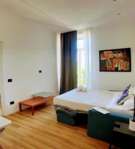 una camera d'albergo con un letto e una finestra di 49 Downtown Pompeii a Pompei