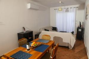 Habitación con mesa de comedor y cama en Sunset Green 02, en Pafos