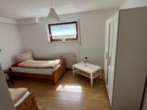 Dormitorio pequeño con cama y mesa en Göttinger Betten en Gotinga