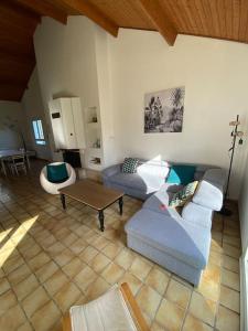 CorseptにあるMaison familiale 4 chambres avec grand jardin, particulierのソファとテーブルのあるリビングルーム