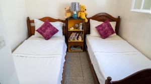 - 2 lits jumeaux dans une chambre avec des animaux farcis dans l'établissement Villa salma, à Oualidia
