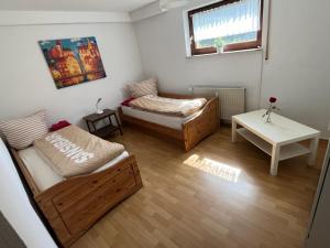 Habitación pequeña con 2 camas y mesa. en Göttinger Betten en Gotinga