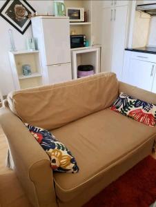 un divano con cuscini in soggiorno di Summer Beach Hoster a Costa da Caparica