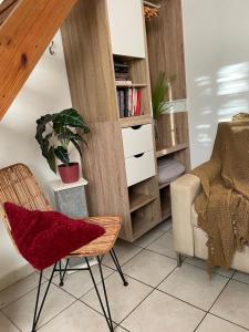 ein Wohnzimmer mit einem Stuhl und einem Bücherregal in der Unterkunft Palmhouse Apartments Aruba 1- 4 persons in Savaneta